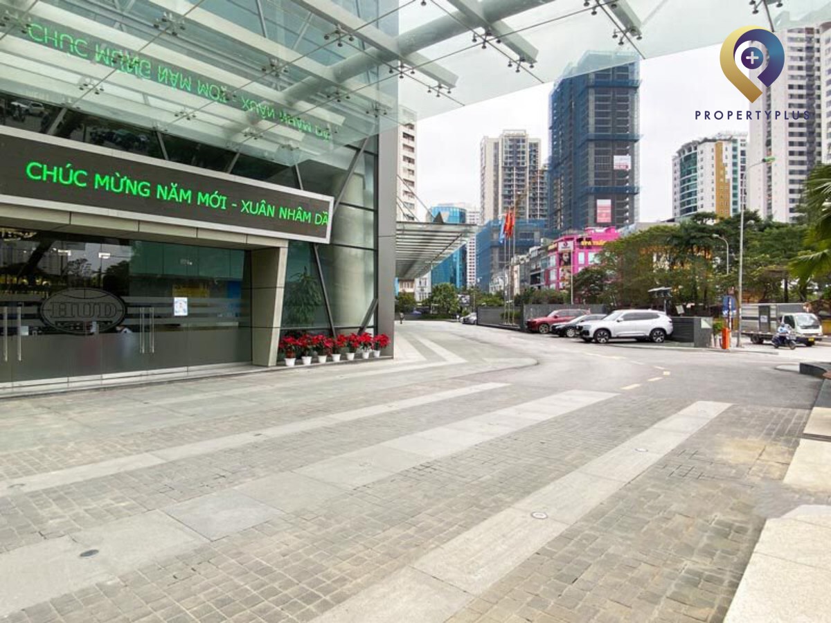 Mặt ngoài tòa nhà HUD Tower với kiến trúc hiện đại và không gian rộng rãi - hình ảnh từ Property Plus